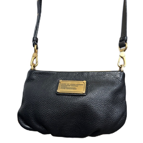 Marc Jacobs Handbags - ★ Like new Iconic Marc Jacobs Black Gold-tone Hardware Crossbody Bag
